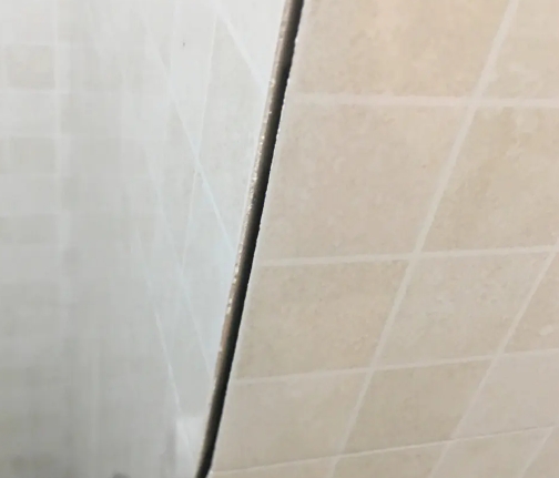 汝城瓷砖空鼓维修公司分享阳台瓷砖脱落的修复过程可以分为以下几个步骤