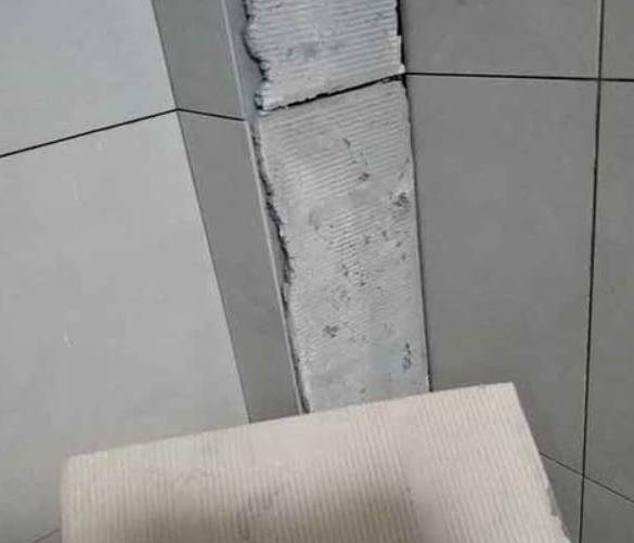 汝城瓷砖空鼓维修公司分享下厨房瓷砖脱落的补救措施。